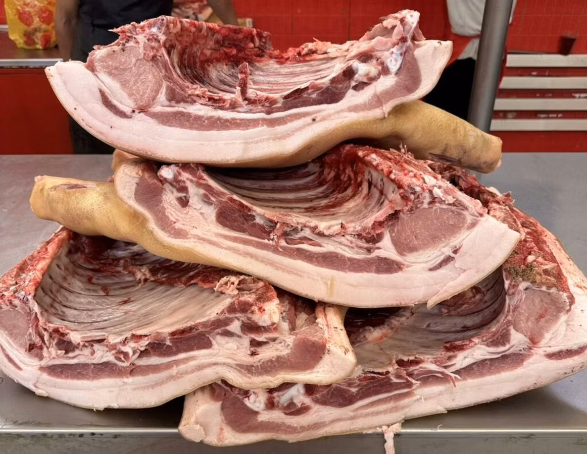 СВИНИНА

猪肉。家养猪肉，非常美味。每天都有新鲜猪肉供应。

现有以下部位：
	•	后腿肉
	•	前腿肉
	•	猪排和排骨
	•	五