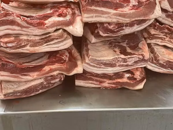 Свежее свиное мясо, представленное в виде крупных кусков грудинки и