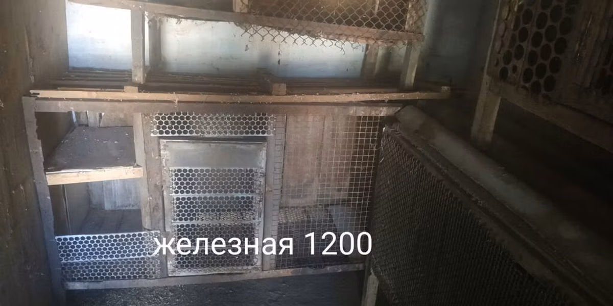 Одна железная и три деревянные клетки для кроликов или любой другой