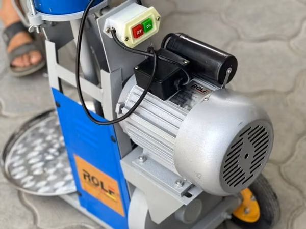 Мобильный доильный аппарат с одним бидоном, предназначенный для