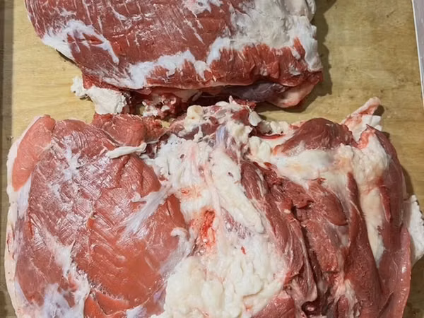 Говяжий окорок (транш) и мясо для гуляша Гуляш не чищеный 810 Гуляш