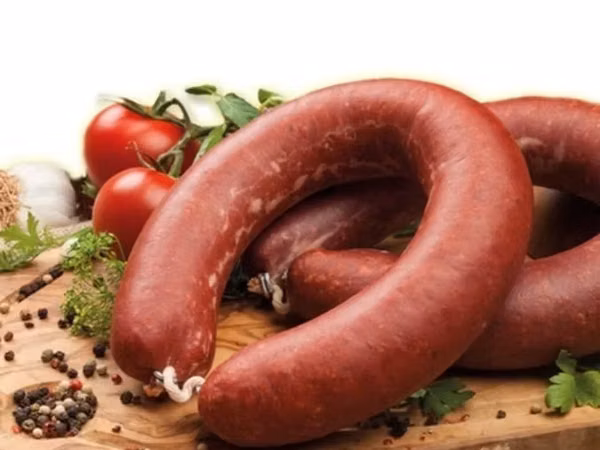 Суджук из говядины - это вяленая колбаса с насыщенным вкусом и