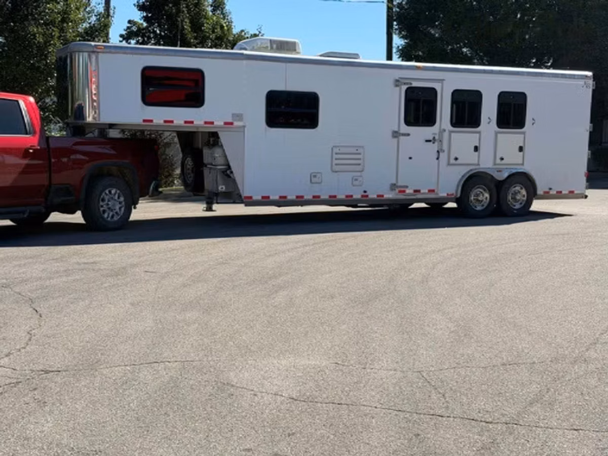 2005 Kiefer Built Evolution Gooseneck Horse Trailer