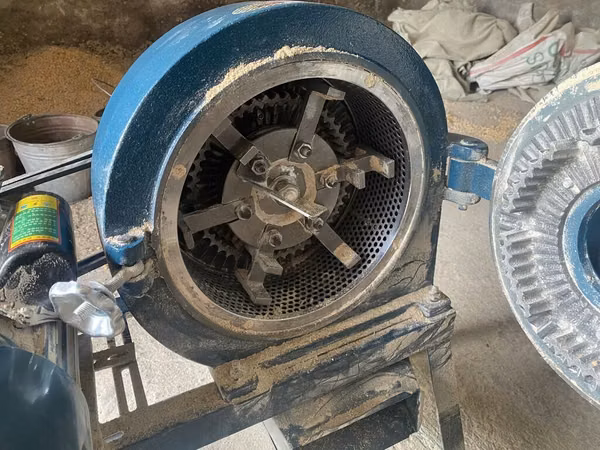 Продаю зерно дробилку 220v . Дробилка новая как привезли один раз