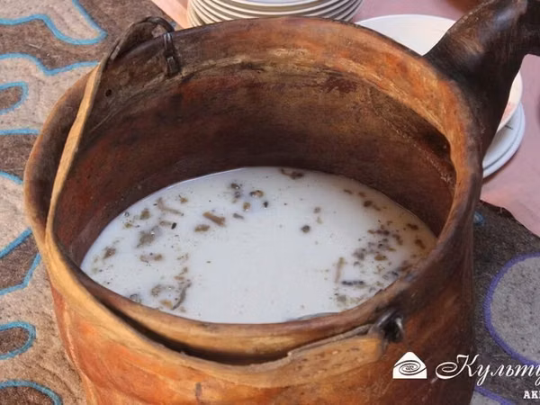 Традиционный кумыс (кобылье молоко, сквашенное и слегка газированное)