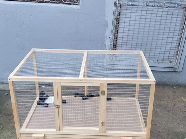 Taxta və metal torlu heyvan qəfəsi - Material: təbii ağac karkas, sıx