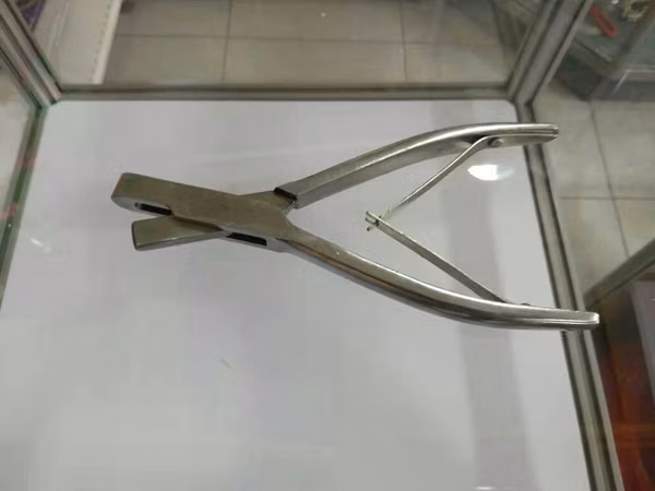 Щипцы для выщипа в ухе с/х животных