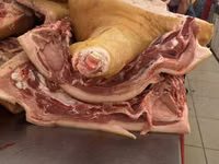 СВИНИНА

猪肉。家养猪肉，非常美味。每天都有新鲜猪肉供应。

现有以下部位：
	•	后腿肉
	•	前腿肉
	•	猪排和排骨
	•	五 — foto 5