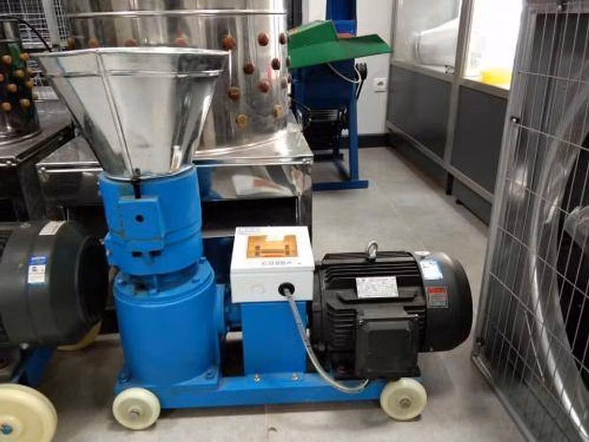 Гранулятор для комбикорма, который переработает сырья (зерна, жмыха