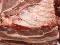 Свежее свиное мясо, представленное в виде крупных кусков грудинки и — foto 2