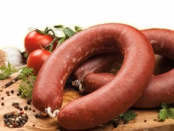 Суджук из говядины - это вяленая колбаса с насыщенным вкусом и