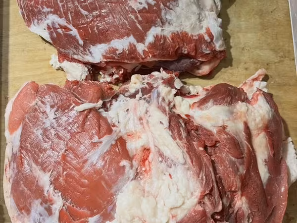 Говяжий окорок (транш) и мясо для гуляша Гуляш не чищеный 810 Гуляш