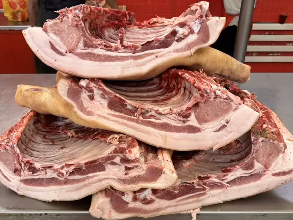СВИНИНА

猪肉。家养猪肉，非常美味。每天都有新鲜猪肉供应。

现有以下部位：
	•	后腿肉
	•	前腿肉
	•	猪排和排骨
	•	五