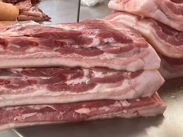 猪肉 订购 Доброго времени Продаю мясо свинины-тушами пол туши. Кусками