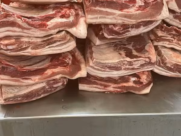 Свежее свиное мясо, представленное в виде крупных кусков грудинки и